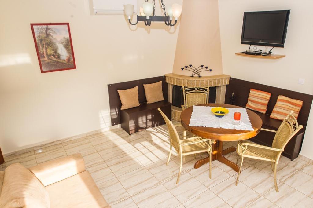Cozy Flats In An Olive Grove By The Sandy Beach Kánalos エクステリア 写真